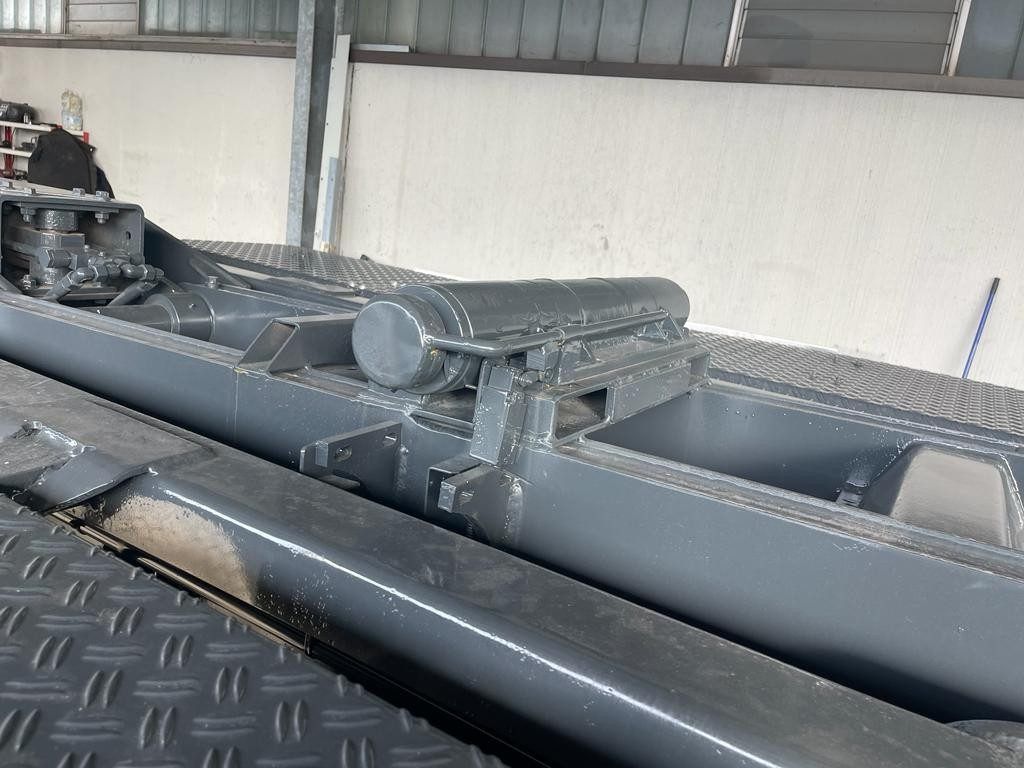 BLOCCAGGIO POSTERIORE INTERNO CON 2 PISTONI - Karoserija i eksterijer za Kamion: slika 2 BLOCCAGGIO POSTERIORE INTERNO CON 2 PISTONI - Karoserija i eksterijer za Kamion: slika 2