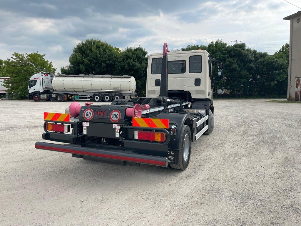 IVECO EUROCARGO 120E22 SCARRABILE - Kamion sa hidrauličnom kukom: slika 4 IVECO EUROCARGO 120E22 SCARRABILE - Kamion sa hidrauličnom kukom: slika 4