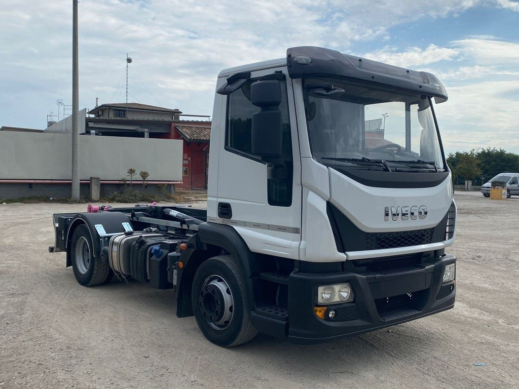 IVECO EUROCARGO 120E25 SCARRABILE - Kamion sa hidrauličnom kukom: slika 2 IVECO EUROCARGO 120E25 SCARRABILE - Kamion sa hidrauličnom kukom: slika 2