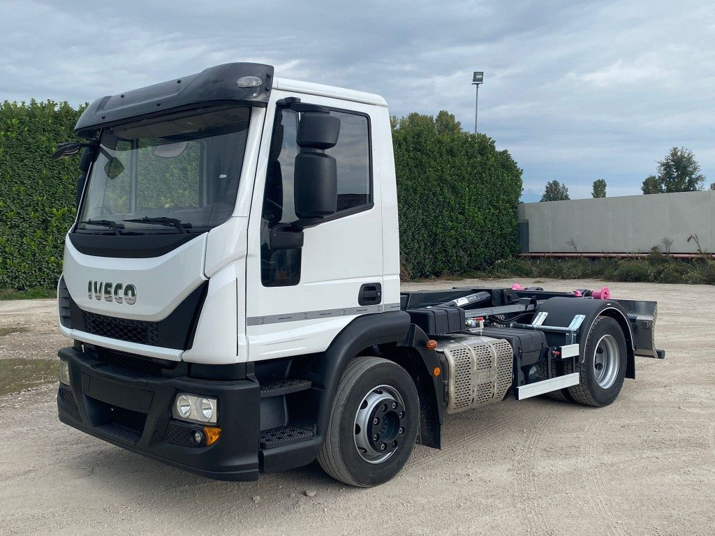 IVECO EUROCARGO 120E25 SCARRABILE - Kamion sa hidrauličnom kukom: slika 1 IVECO EUROCARGO 120E25 SCARRABILE - Kamion sa hidrauličnom kukom: slika 1
