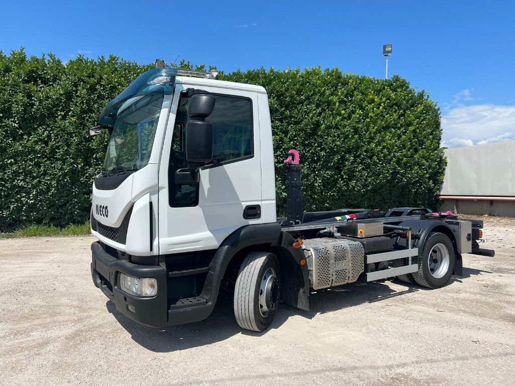 IVECO EUROCARGO 120E28 CON SCARRABILE NUOVO - Kamion sa hidrauličnom kukom: slika 1 IVECO EUROCARGO 120E28 CON SCARRABILE NUOVO - Kamion sa hidrauličnom kukom: slika 1