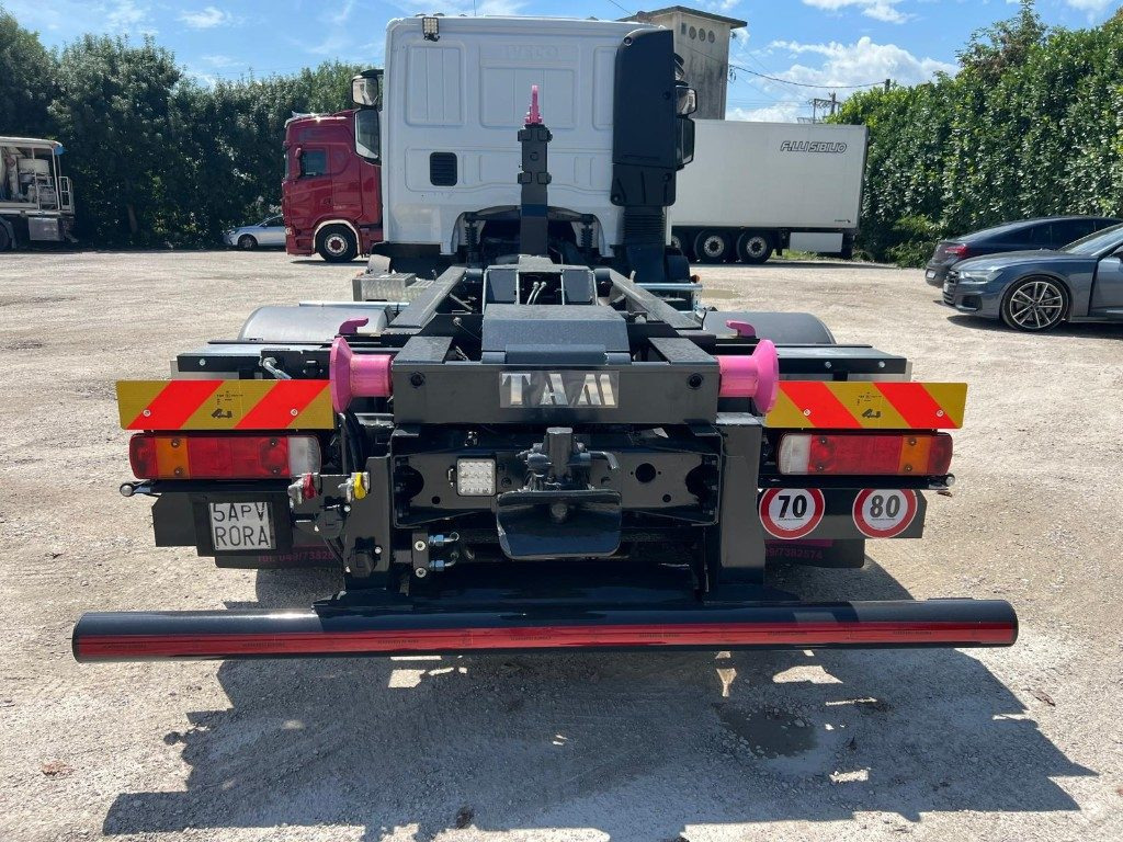 IVECO EUROCARGO 120E28 CON SCARRABILE NUOVO - Kamion sa hidrauličnom kukom: slika 4 IVECO EUROCARGO 120E28 CON SCARRABILE NUOVO - Kamion sa hidrauličnom kukom: slika 4