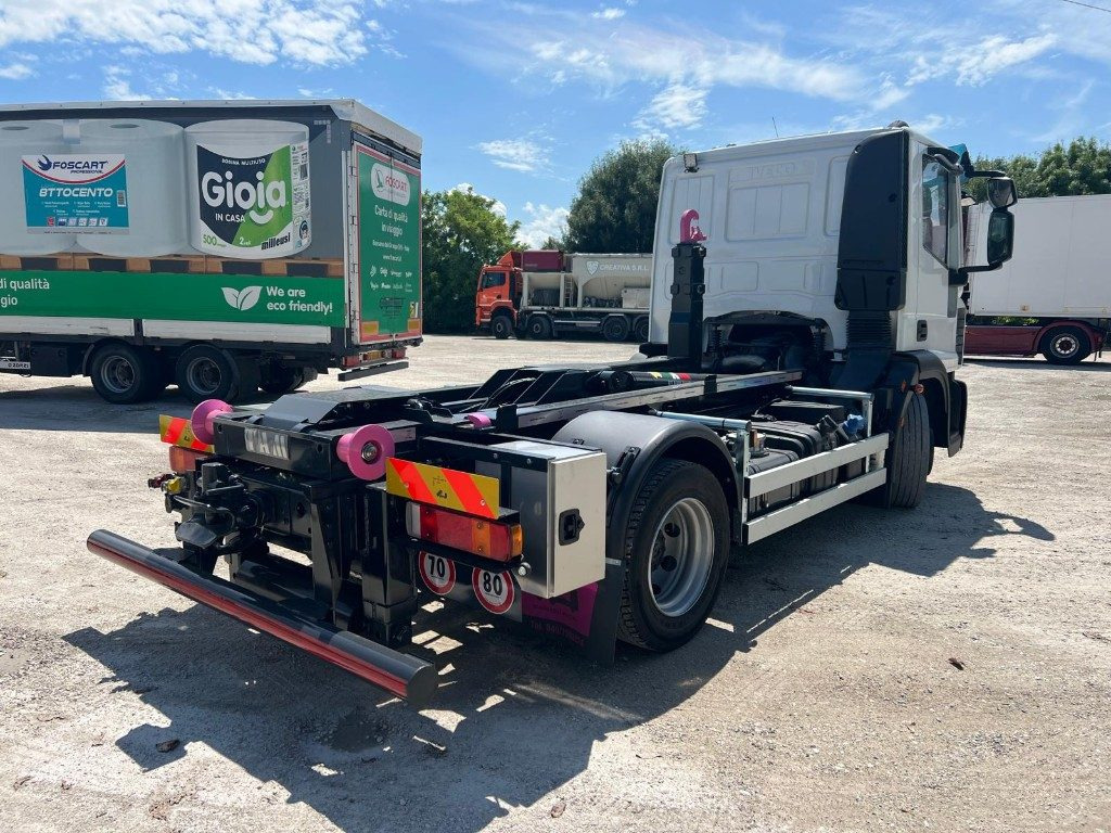 IVECO EUROCARGO 120E28 CON SCARRABILE NUOVO - Kamion sa hidrauličnom kukom: slika 5 IVECO EUROCARGO 120E28 CON SCARRABILE NUOVO - Kamion sa hidrauličnom kukom: slika 5