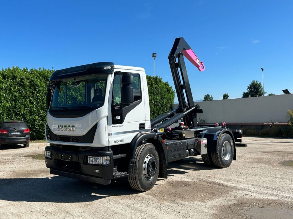 IVECO EUROCARGO 180E32K NUOVO SCARRABILE - Kamion sa hidrauličnom kukom: slika 1 IVECO EUROCARGO 180E32K NUOVO SCARRABILE - Kamion sa hidrauličnom kukom: slika 1