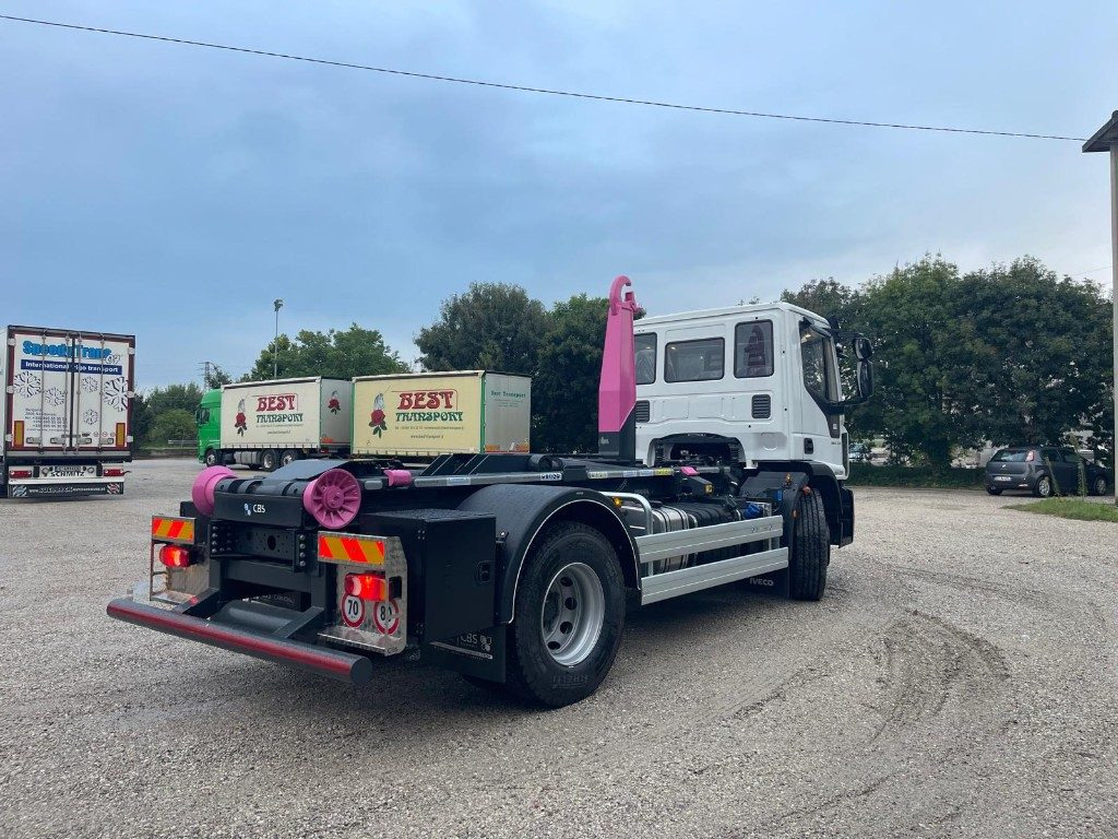 IVECO EUROCARGO 180K32 SCARRABILE NUOVO - Kamion sa hidrauličnom kukom: slika 4 IVECO EUROCARGO 180K32 SCARRABILE NUOVO - Kamion sa hidrauličnom kukom: slika 4
