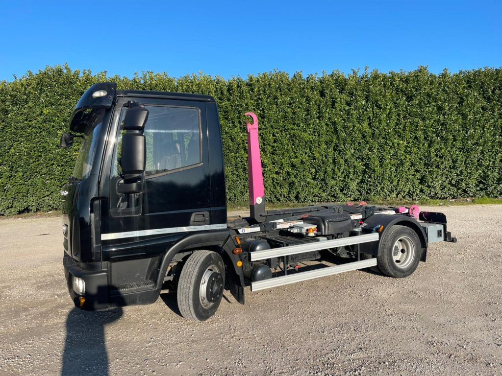 IVECO EUROCARGO 75E18 CON SCARRABILE NUOVO - Kamion sa hidrauličnom kukom: slika 3 IVECO EUROCARGO 75E18 CON SCARRABILE NUOVO - Kamion sa hidrauličnom kukom: slika 3