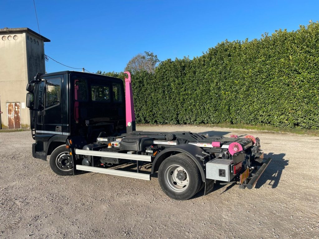 IVECO EUROCARGO 75E18 CON SCARRABILE NUOVO - Kamion sa hidrauličnom kukom: slika 4 IVECO EUROCARGO 75E18 CON SCARRABILE NUOVO - Kamion sa hidrauličnom kukom: slika 4