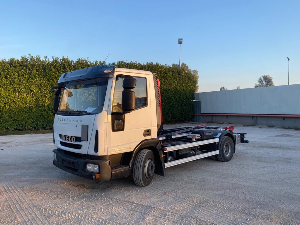 IVECO EUROCARGO 80 E18 CON IMPIANTO SCARRABILE NUO - Kamion sa hidrauličnom kukom: slika 3 IVECO EUROCARGO 80 E18 CON IMPIANTO SCARRABILE NUO - Kamion sa hidrauličnom kukom: slika 3