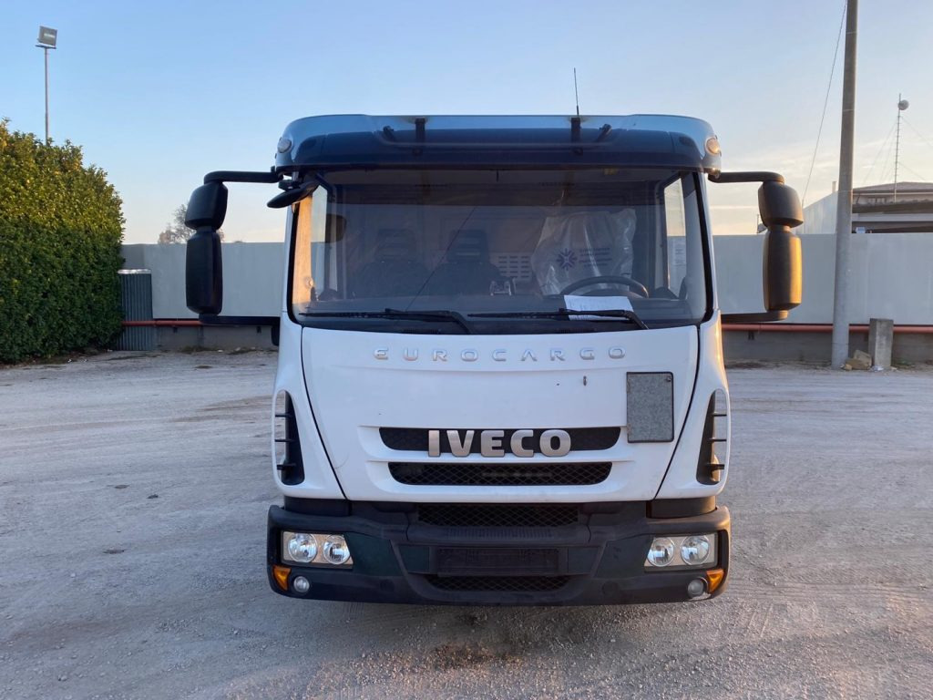 IVECO EUROCARGO 80 E18 CON IMPIANTO SCARRABILE NUO - Kamion sa hidrauličnom kukom: slika 4 IVECO EUROCARGO 80 E18 CON IMPIANTO SCARRABILE NUO - Kamion sa hidrauličnom kukom: slika 4