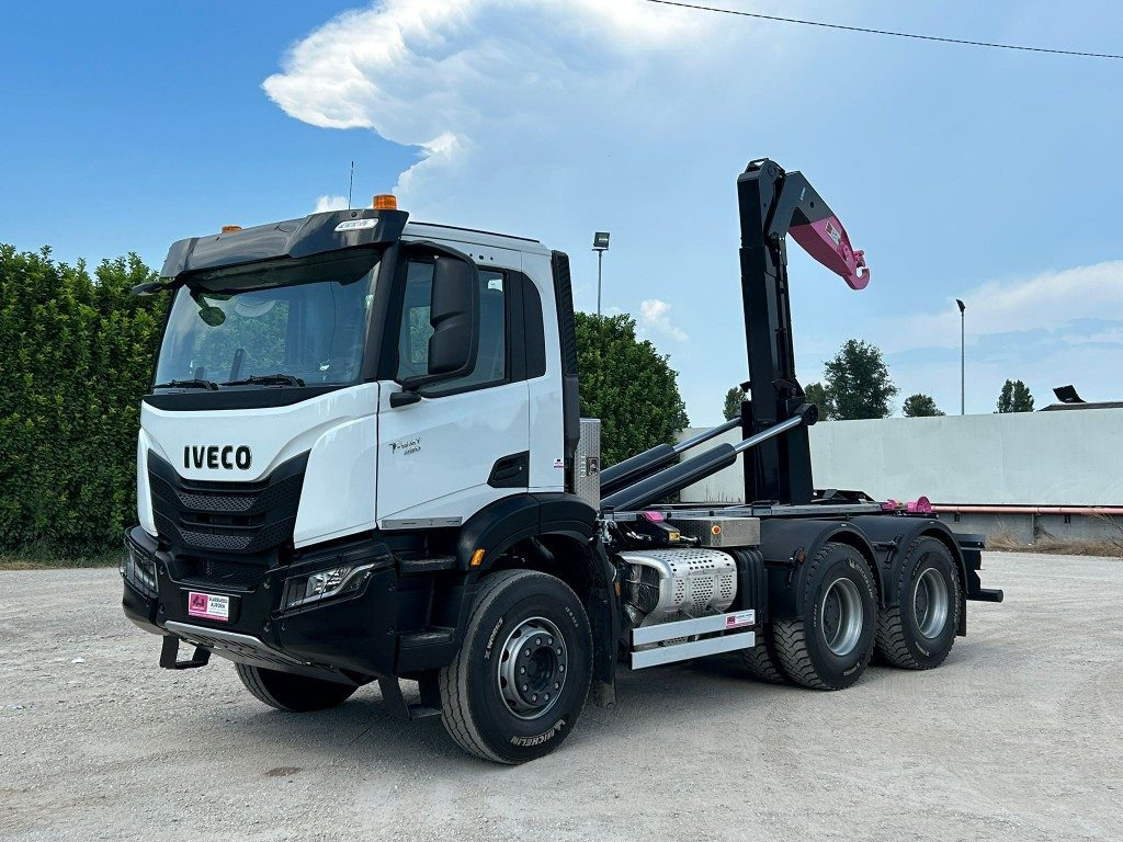 IVECO TRAKKER T-WAY AD380T NUOVO SCARRABILE - Kamion sa hidrauličnom kukom: slika 1 IVECO TRAKKER T-WAY AD380T NUOVO SCARRABILE - Kamion sa hidrauličnom kukom: slika 1