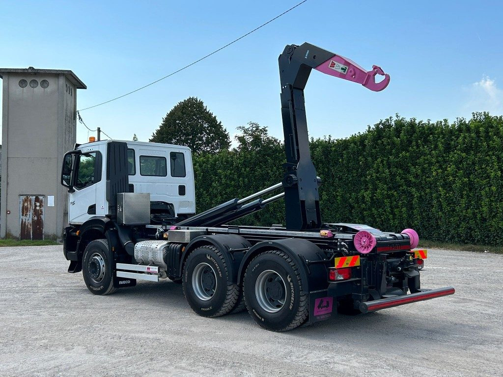 IVECO TRAKKER T-WAY AD380T NUOVO SCARRABILE - Kamion sa hidrauličnom kukom: slika 3 IVECO TRAKKER T-WAY AD380T NUOVO SCARRABILE - Kamion sa hidrauličnom kukom: slika 3