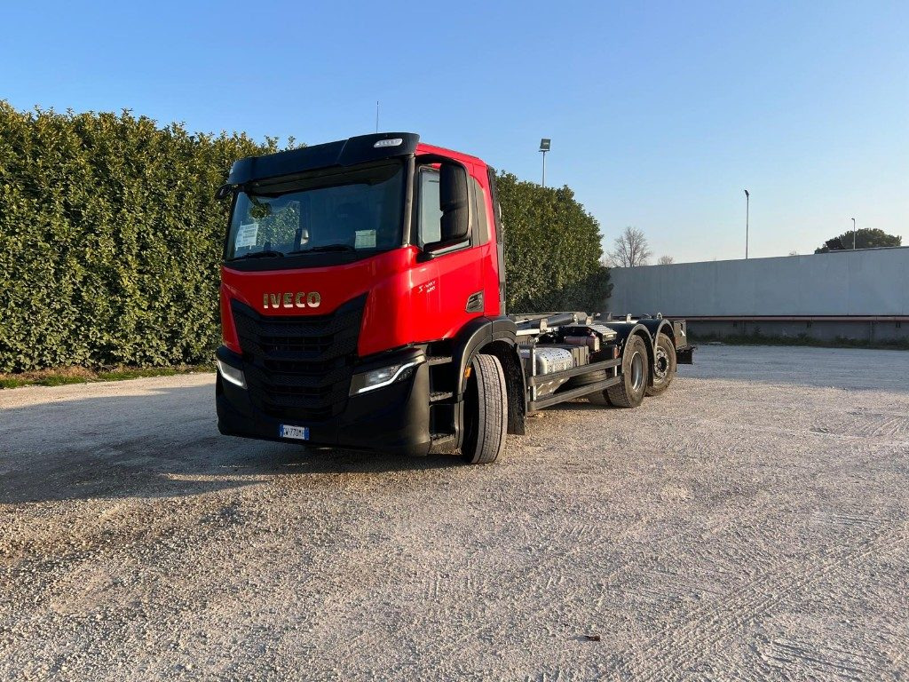 IVECO X-WAY AD260 NUOVO TARGATO SCARRABILE - Kamion sa hidrauličnom kukom: slika 1 IVECO X-WAY AD260 NUOVO TARGATO SCARRABILE - Kamion sa hidrauličnom kukom: slika 1