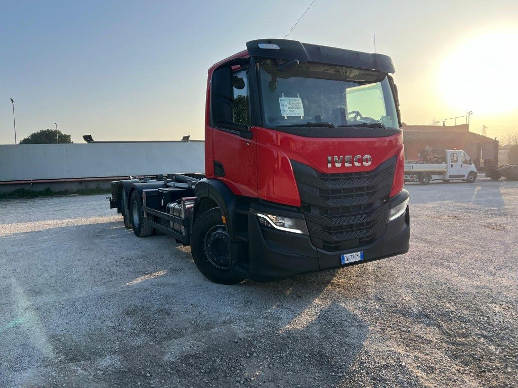 IVECO X-WAY AD260 NUOVO TARGATO SCARRABILE - Kamion sa hidrauličnom kukom: slika 2 IVECO X-WAY AD260 NUOVO TARGATO SCARRABILE - Kamion sa hidrauličnom kukom: slika 2