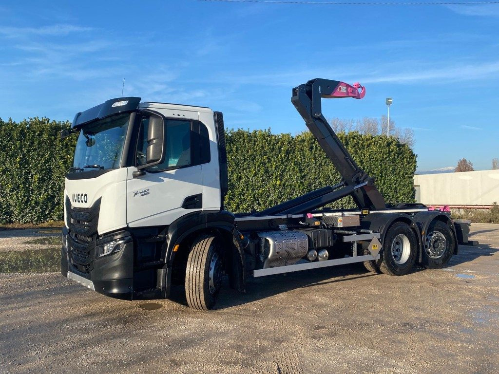 IVECO X-WAY AD280X48 NUOVO SCARRABILE PASSO 4500 - Kamion sa hidrauličnom kukom: slika 1 IVECO X-WAY AD280X48 NUOVO SCARRABILE PASSO 4500 - Kamion sa hidrauličnom kukom: slika 1