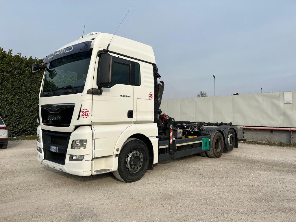 MAN TGX 26.480 SCARRABILE CON GRU DIETRO CABINA - Kamion sa hidrauličnom kukom: slika 1 MAN TGX 26.480 SCARRABILE CON GRU DIETRO CABINA - Kamion sa hidrauličnom kukom: slika 1