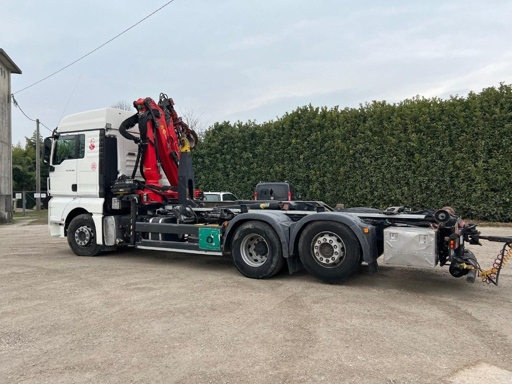 MAN TGX 26.480 SCARRABILE CON GRU - Kamion sa hidrauličnom kukom, Kamion sa dizalicom: slika 4 MAN TGX 26.480 SCARRABILE CON GRU - Kamion sa hidrauličnom kukom, Kamion sa dizalicom: slika 4