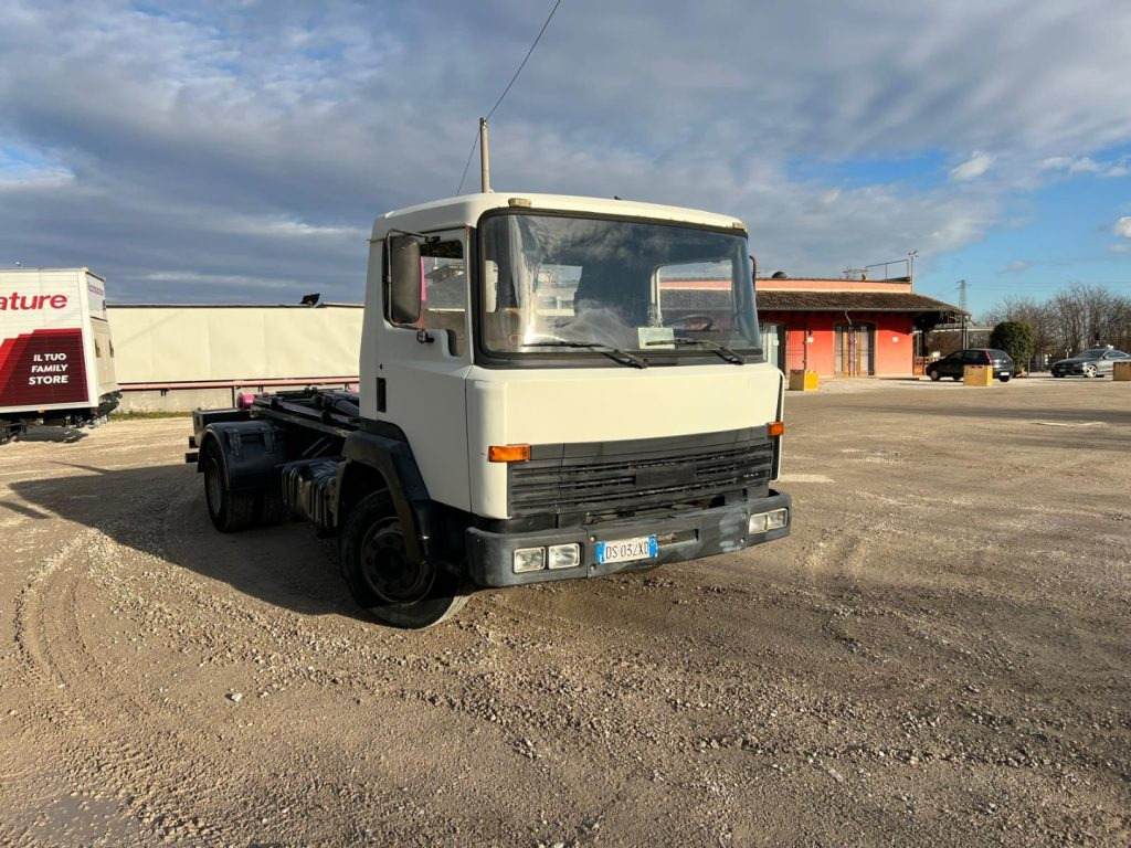 Kamion sa hidrauličnom kukom NISSAN 130/115 SCARRABILE: slika 7 Kamion sa hidrauličnom kukom NISSAN 130/115 SCARRABILE: slika 7