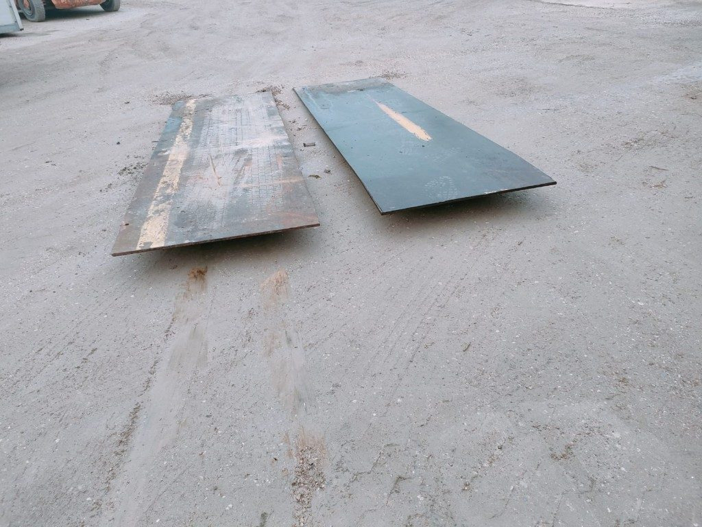 PEDANE IN FERRO PER CONTAINER - Karoserija i eksterijer za Izmenjivi sanduk/ Kontejner: slika 1 PEDANE IN FERRO PER CONTAINER - Karoserija i eksterijer za Izmenjivi sanduk/ Kontejner: slika 1