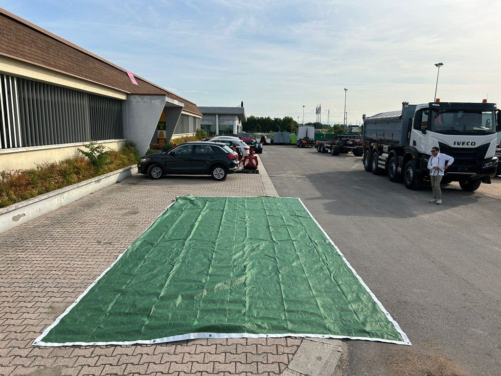 RETE ANTIGRANDINE NUOVA PER COPERTURA CONTAINERS - Karoserija i eksterijer za Izmenjivi sanduk/ Kontejner: slika 1 RETE ANTIGRANDINE NUOVA PER COPERTURA CONTAINERS - Karoserija i eksterijer za Izmenjivi sanduk/ Kontejner: slika 1