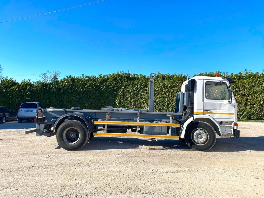 SCANIA H82 SCARRABILE BALESTRATO ANTERIORE E POSTE - Kamion sa hidrauličnom kukom: slika 2 SCANIA H82 SCARRABILE BALESTRATO ANTERIORE E POSTE - Kamion sa hidrauličnom kukom: slika 2