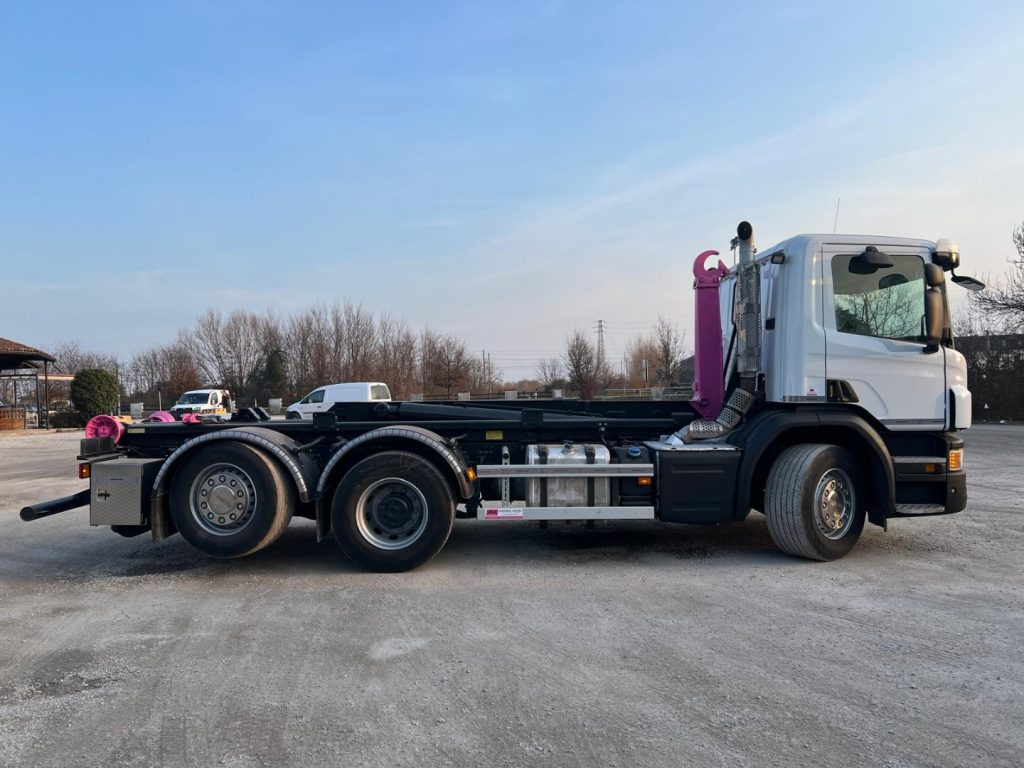 Kamion sa hidrauličnom kukom SCANIA P410 SCARRABILE CON RIDUTTORE AI MOZZI: slika 6