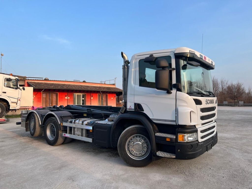 Kamion sa hidrauličnom kukom SCANIA P410 SCARRABILE CON RIDUTTORE AI MOZZI: slika 7