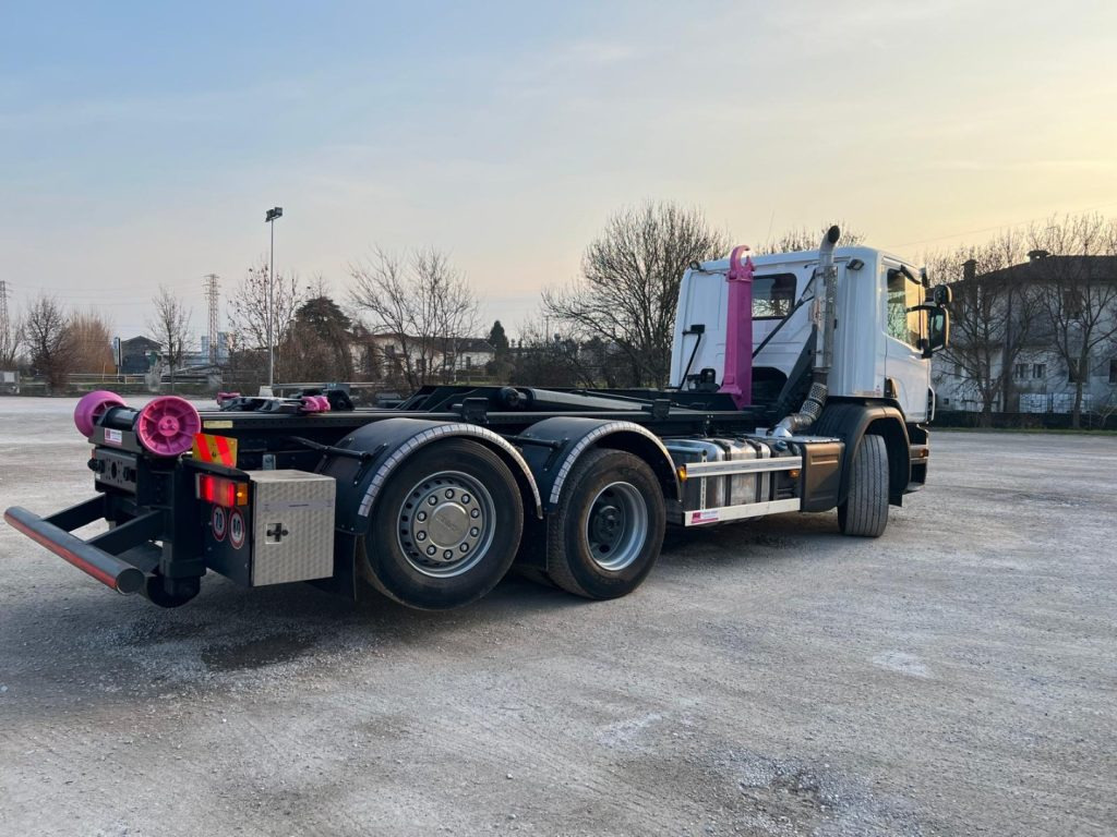 Kamion sa hidrauličnom kukom SCANIA P410 SCARRABILE CON RIDUTTORE AI MOZZI: slika 9