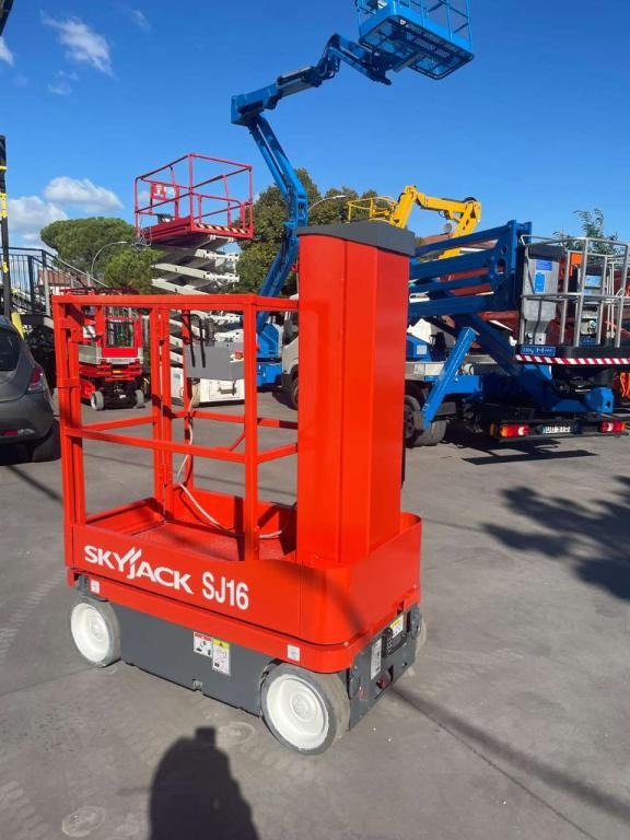 SkyJack SJ-16 - Jarbolna penjajuća platforma: slika 2 SkyJack SJ-16 - Jarbolna penjajuća platforma: slika 2