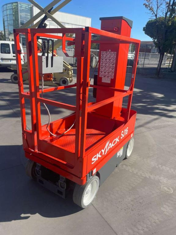 SkyJack SJ-16 - Jarbolna penjajuća platforma: slika 3 SkyJack SJ-16 - Jarbolna penjajuća platforma: slika 3