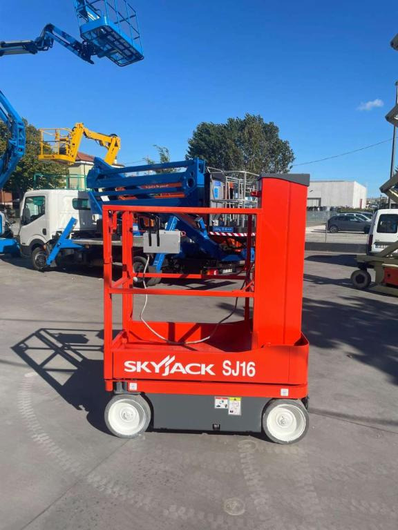 SkyJack SJ-16 - Jarbolna penjajuća platforma: slika 4 SkyJack SJ-16 - Jarbolna penjajuća platforma: slika 4