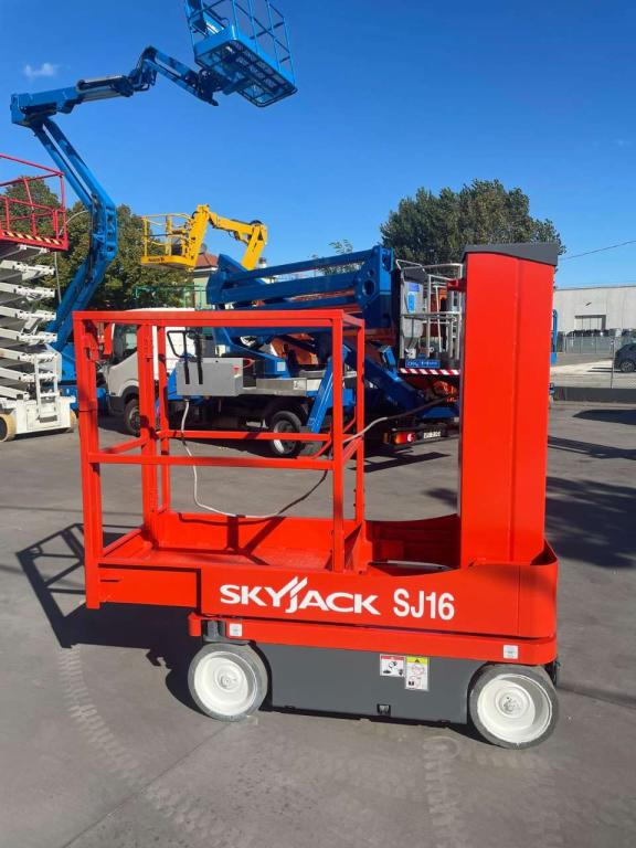 SkyJack SJ-16 - Jarbolna penjajuća platforma: slika 1 SkyJack SJ-16 - Jarbolna penjajuća platforma: slika 1