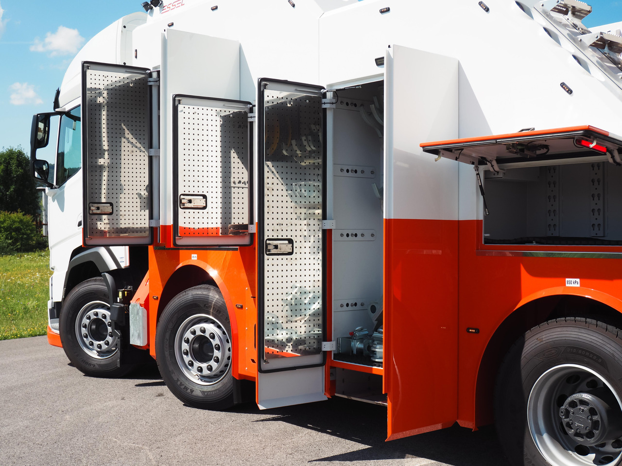 DAF530 FAD 8x4 T-REX 5- winches WHITE RHD - Šlep vozilo: slika 3 DAF530 FAD 8x4 T-REX 5- winches WHITE RHD - Šlep vozilo: slika 3