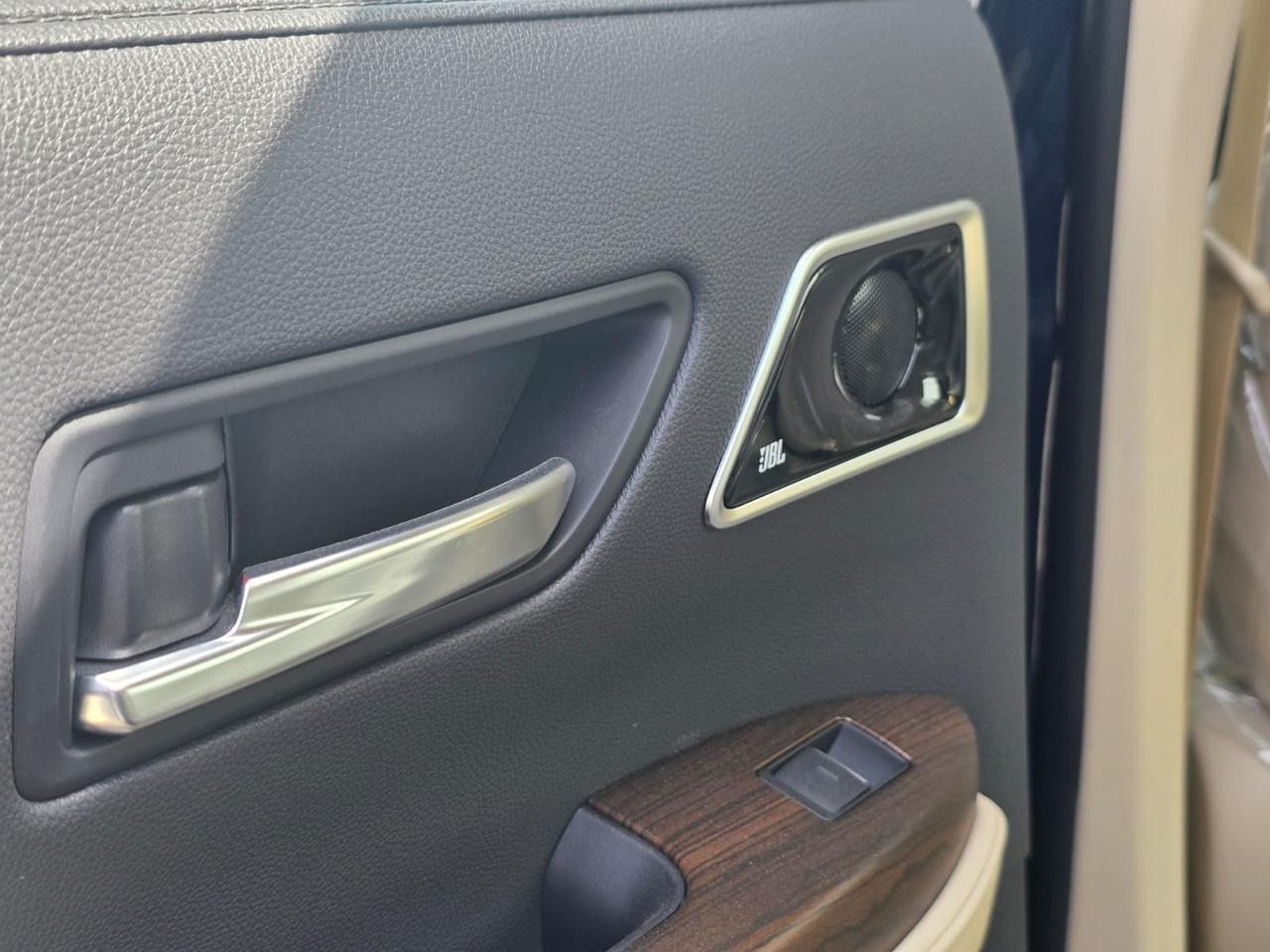 Land Cruiser GXR 3.5L Twin Turbo - Automobil: slika 3 Land Cruiser GXR 3.5L Twin Turbo - Automobil: slika 3