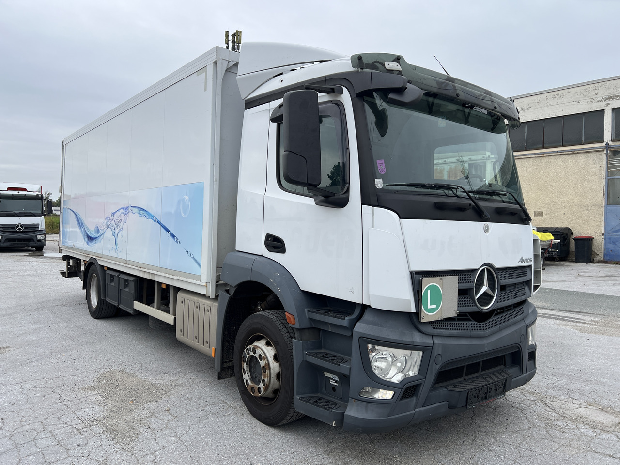 MERCEDES-BENZ ANTOS 18.30 L automatische Seitenladung | LBW | Klima | Tempomat - Kamion za prevoz boca: slika 2 MERCEDES-BENZ ANTOS 18.30 L automatische Seitenladung | LBW | Klima | Tempomat - Kamion za prevoz boca: slika 2