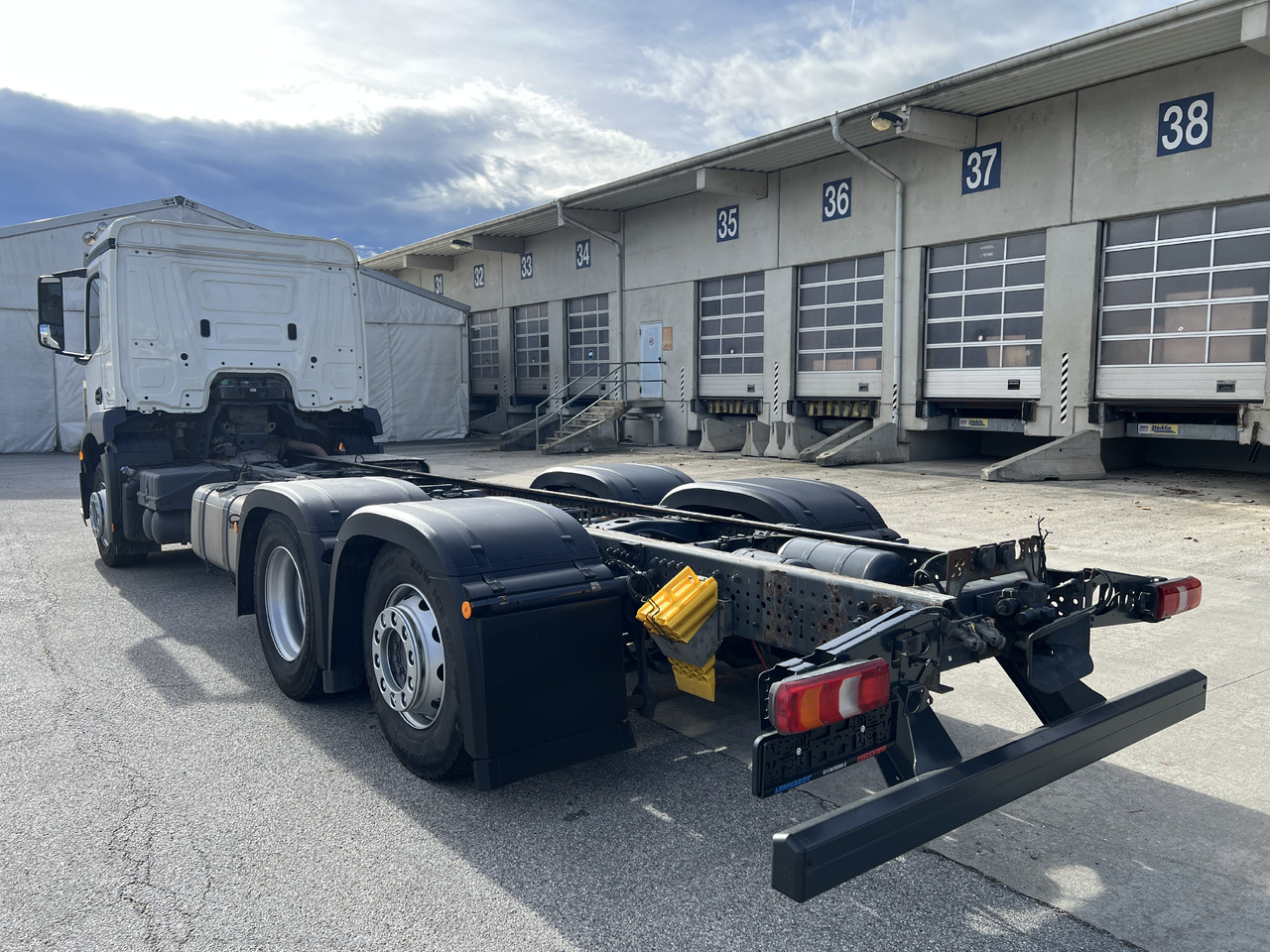 MERCEDES-BENZ Antos 25 40 | Standheizung | Klima | Liftachse - Kamion sa golom šasijom i zatvorenom kabinom: slika 4 MERCEDES-BENZ Antos 25 40 | Standheizung | Klima | Liftachse - Kamion sa golom šasijom i zatvorenom kabinom: slika 4