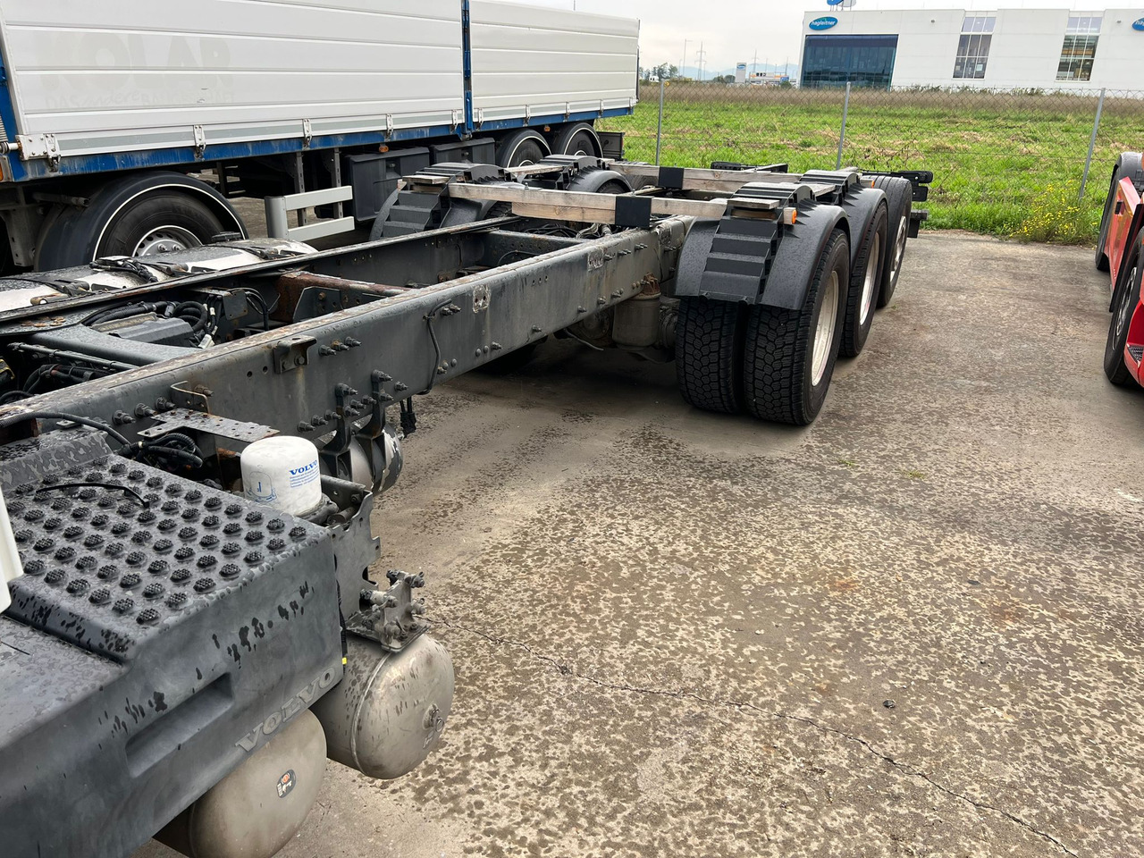 VOLVO FH 540 8x4 Fahrgestell - Kamion sa golom šasijom i zatvorenom kabinom: slika 5 VOLVO FH 540 8x4 Fahrgestell - Kamion sa golom šasijom i zatvorenom kabinom: slika 5
