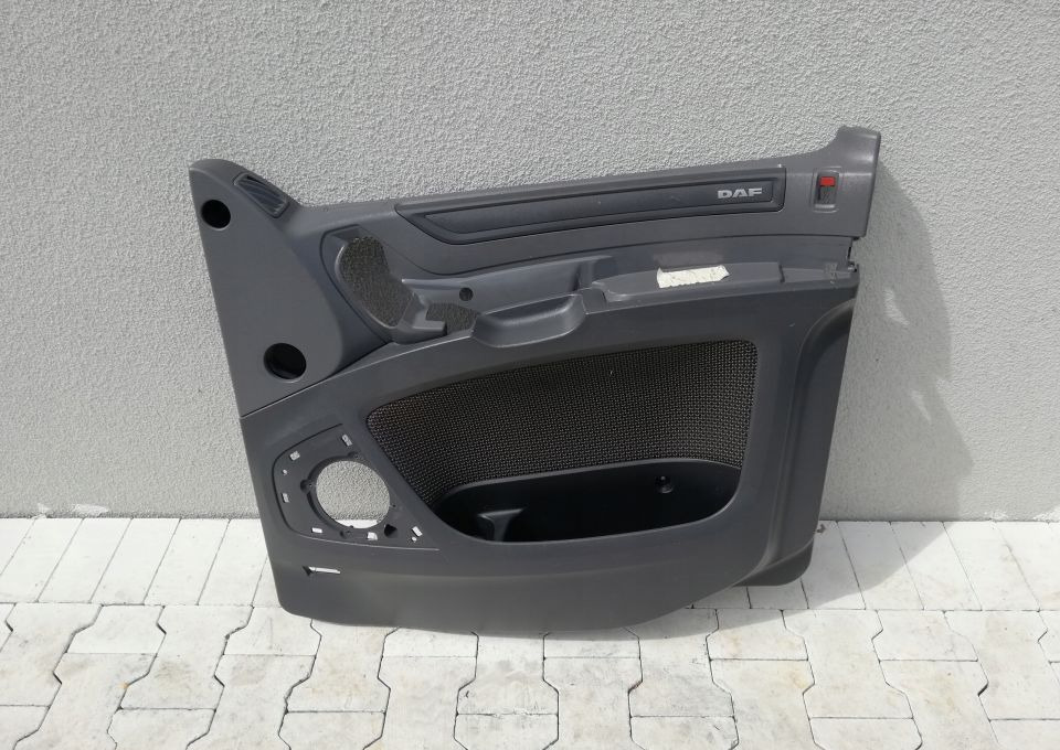 TAPICERKA BOCZEK DRZWI DAF XF 106 RH 1679386 - Vrata i delovi za Kamion: slika 1 TAPICERKA BOCZEK DRZWI DAF XF 106 RH 1679386 - Vrata i delovi za Kamion: slika 1