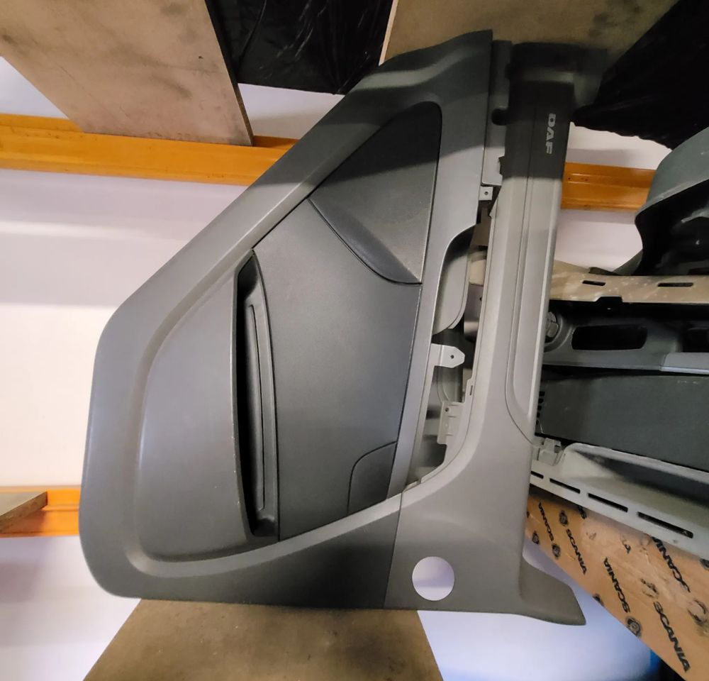 TAPICERKA DRZWI DAF CF LEWA ORYGINAŁ - Vrata i delovi za Kamion: slika 1 TAPICERKA DRZWI DAF CF LEWA ORYGINAŁ - Vrata i delovi za Kamion: slika 1