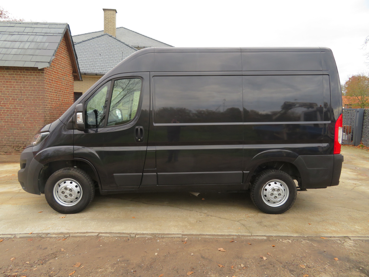 Peugeot Boxer 2.2 BlueHDI L1H2 premium - Mali kombi: slika 4 Peugeot Boxer 2.2 BlueHDI L1H2 premium - Mali kombi: slika 4