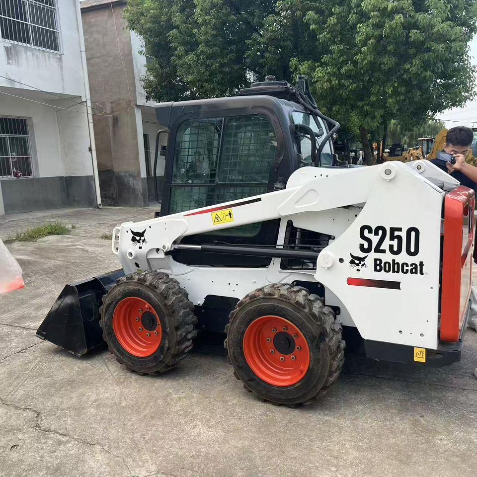 BOBCAT Skid Steer Loader S250 New Condition Hours True - Mini utovarivač: slika 4 BOBCAT Skid Steer Loader S250 New Condition Hours True - Mini utovarivač: slika 4