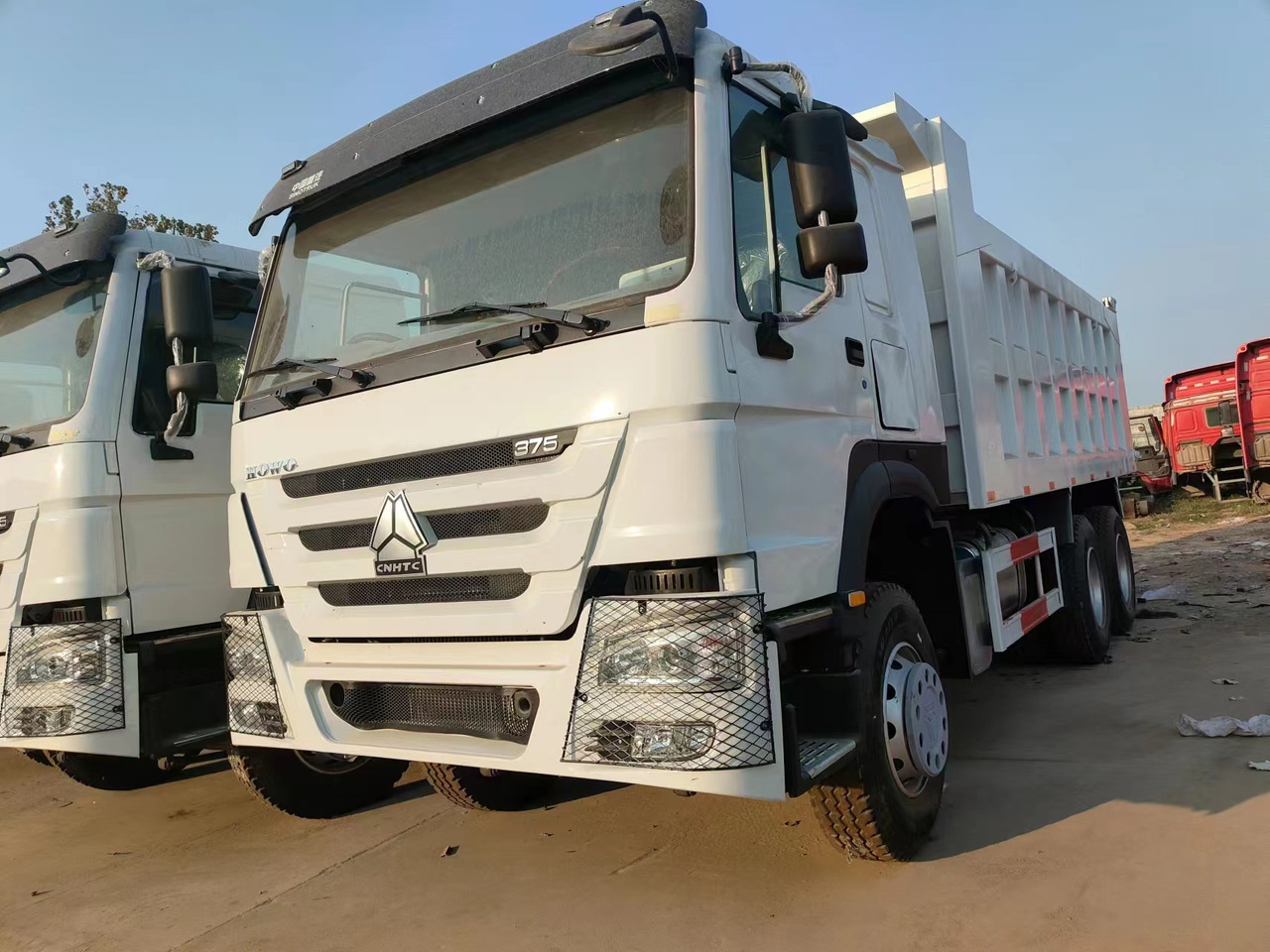 HOWO 375Dump Truck Right-Hand Drive - Istovarivač: slika 1 HOWO 375Dump Truck Right-Hand Drive - Istovarivač: slika 1