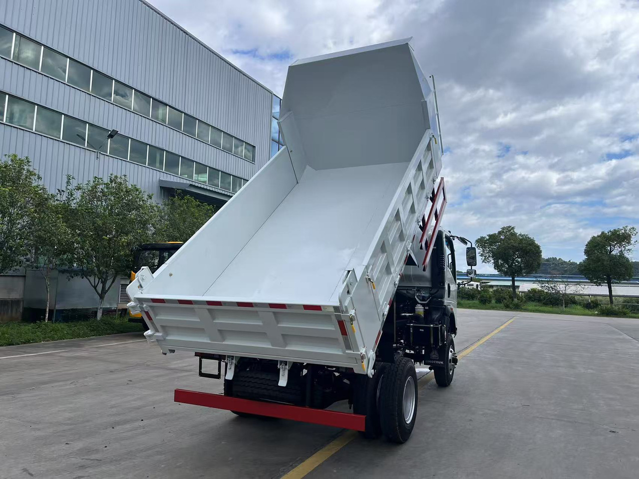SINOTRUK HOWO 4x2 Dump Truck Click Here for Discount - Istovarivač: slika 5 SINOTRUK HOWO 4x2 Dump Truck Click Here for Discount - Istovarivač: slika 5