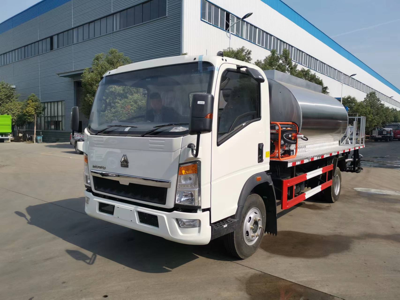 SINOTRUK HOWO CLICK HERE FOR DISCOUNT - Prskalica bitu-emulzije: slika 2 SINOTRUK HOWO CLICK HERE FOR DISCOUNT - Prskalica bitu-emulzije: slika 2