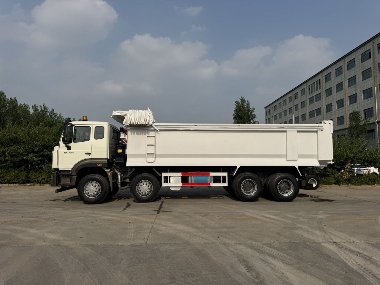 SINOTRUK HOWO Dump Truck 8x4 Click Here for Discount - Istovarivač: slika 3 SINOTRUK HOWO Dump Truck 8x4 Click Here for Discount - Istovarivač: slika 3