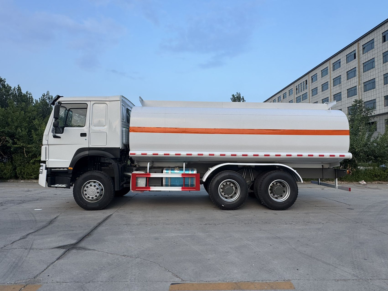 SINOTRUK Howo Fuel Tanker Click Here For DISCOUNT - Kamion cisterna: slika 3 SINOTRUK Howo Fuel Tanker Click Here For DISCOUNT - Kamion cisterna: slika 3
