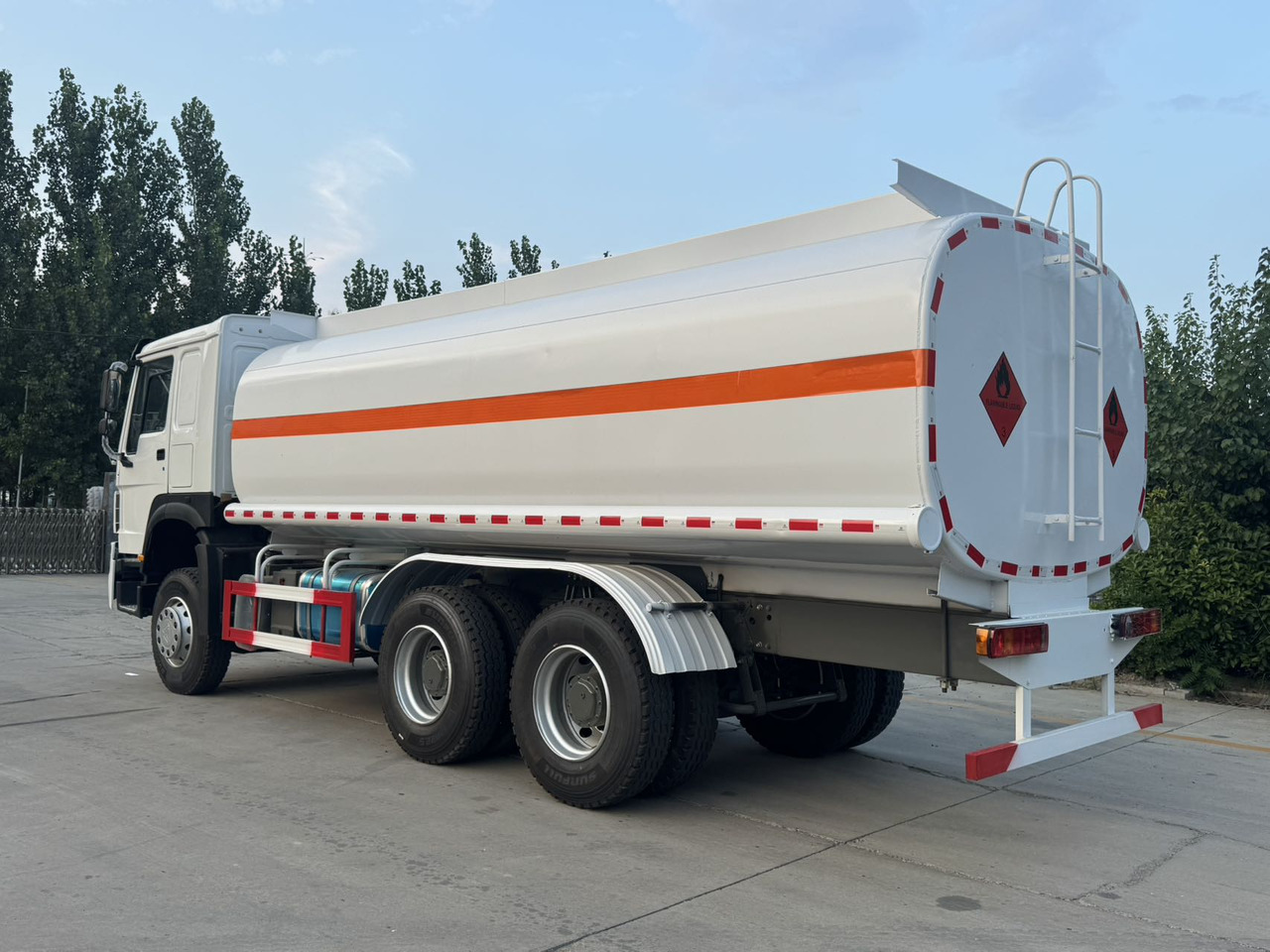 SINOTRUK Howo Fuel Tanker Click Here For DISCOUNT - Kamion cisterna: slika 2 SINOTRUK Howo Fuel Tanker Click Here For DISCOUNT - Kamion cisterna: slika 2