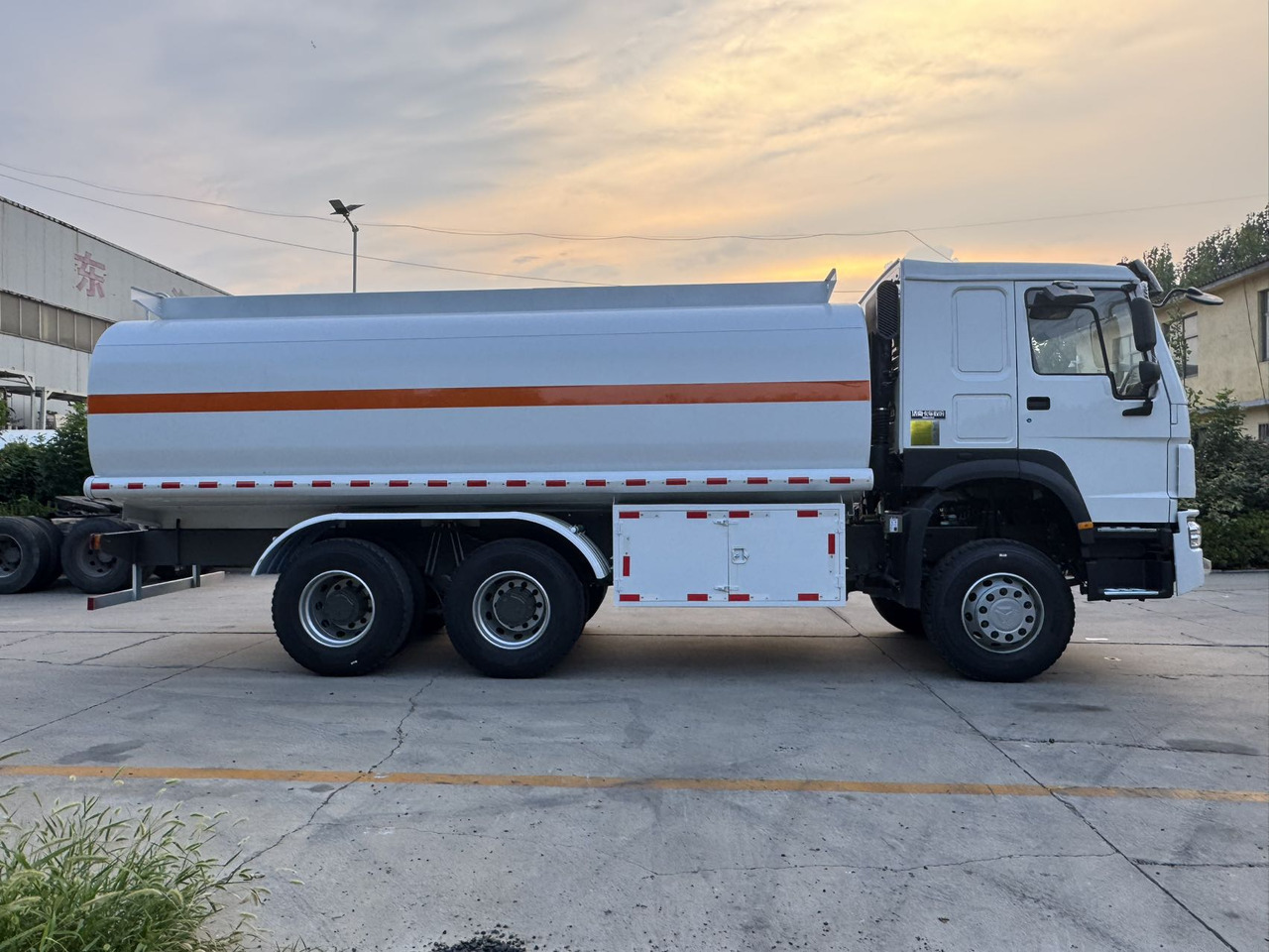 Kamion cisterna SINOTRUK Howo Fuel Tanker Click Here For DISCOUNT: slika 6