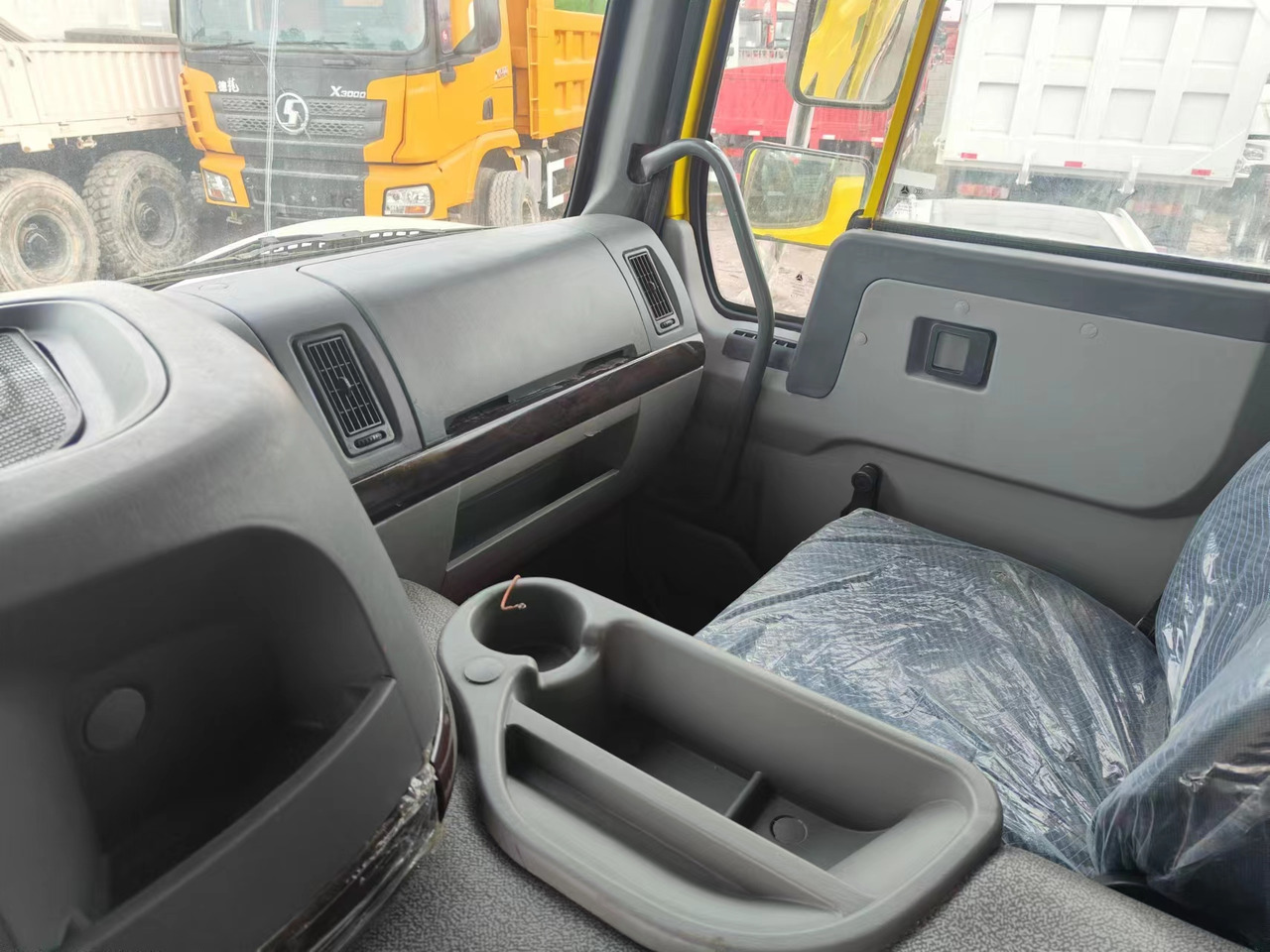 Sino HOWO 8x4 Dump Truck Click for Discount - Istovarivač: slika 5 Sino HOWO 8x4 Dump Truck Click for Discount - Istovarivač: slika 5