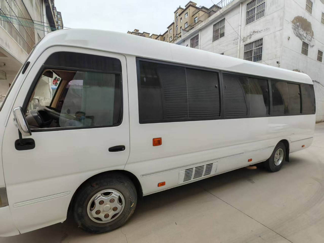 TOYOTA White Mini Bus 29 Seats Click Here for Discount - Turistički autobus: slika 4 TOYOTA White Mini Bus 29 Seats Click Here for Discount - Turistički autobus: slika 4
