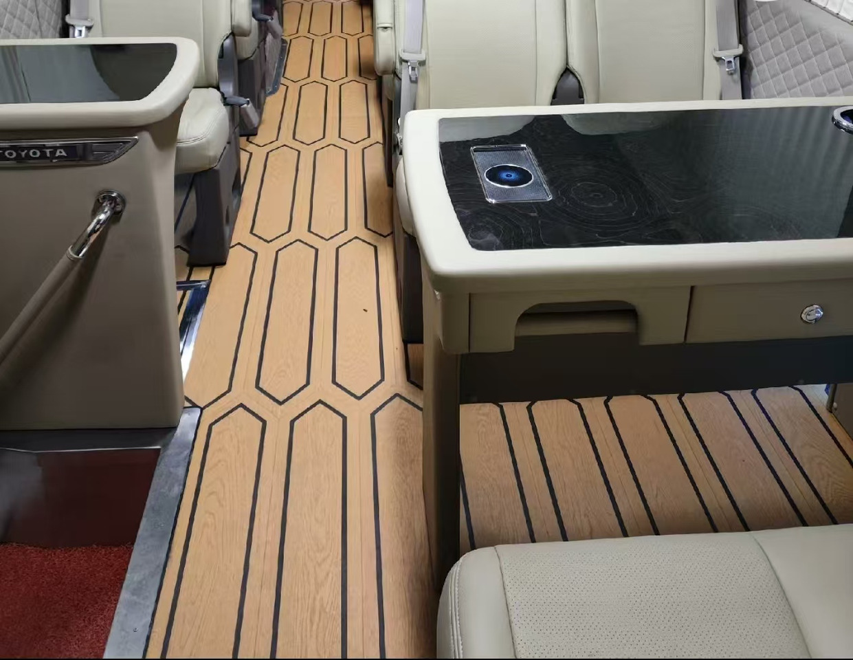 TOYOTA White Mini Bus Click Here for Discount - Turistički autobus: slika 4 TOYOTA White Mini Bus Click Here for Discount - Turistički autobus: slika 4